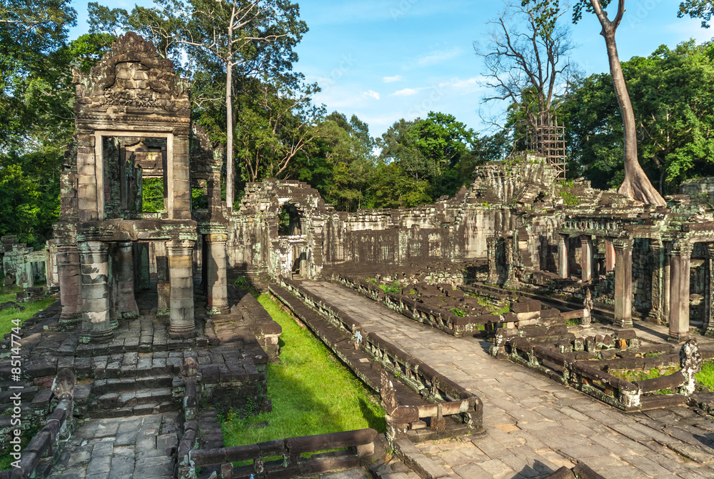sight of the building known as library inside the archaeological enclosure of preah khan, siam reap, cambodia