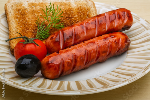 Grilled sausages with toast