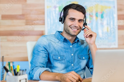 Fotografi Handsome travel agent smiling at camera