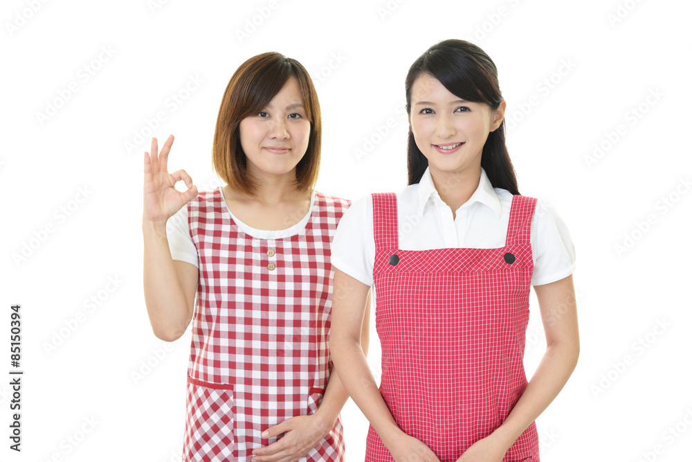 エプロンを着た笑顔の女性 エプロンを着た笑顔の女性