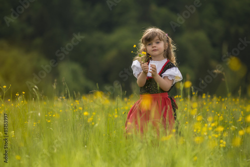 Obraz na płótnie Ritratto di Bambina con fiori w salonie