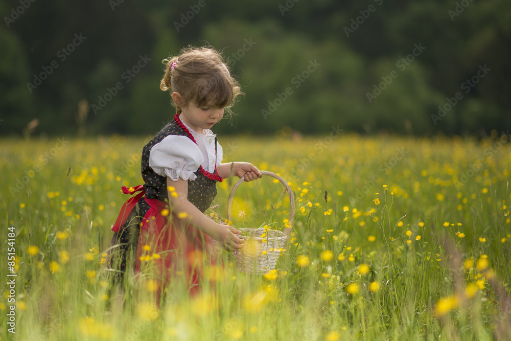 Ritratto di Bambina con fiori Stock Photo | Adobe Stock