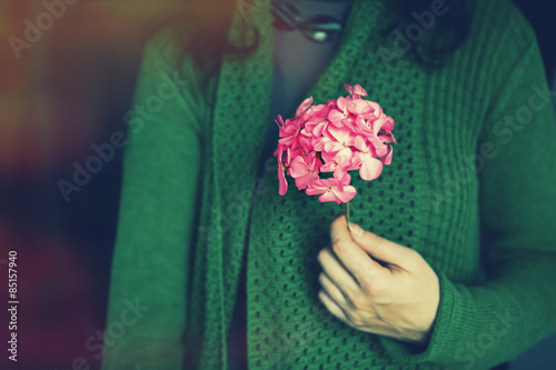 Fototapeta Naklejka Na Ścianę i Meble -  lady holding bunch of pink flowers in her hand