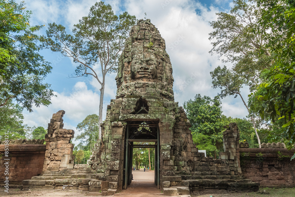 Naklejka premium sight of the gopura of entry with the lokeshvara face to the archaeological ta prohm place in siam reap, cambodia