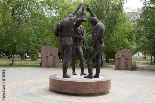 Три солдата с колоколом