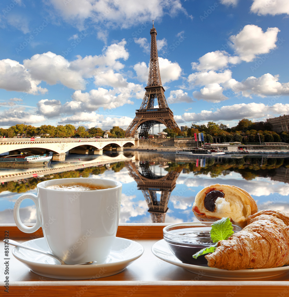 Obraz premium Coffee with croissants against Eiffel Tower in Paris, France