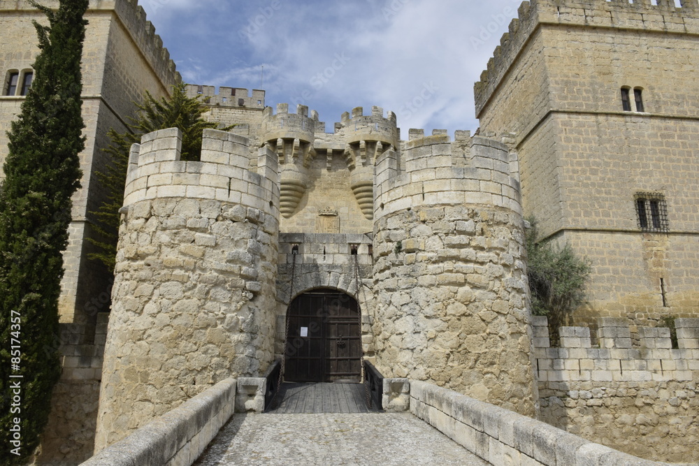 Castillo de Ampudia (Palencia). Vista de la entrada principal.