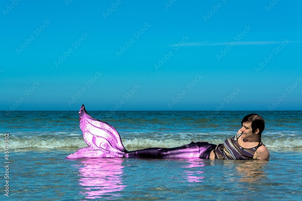  Meerjungfrau im Wasser am Strand