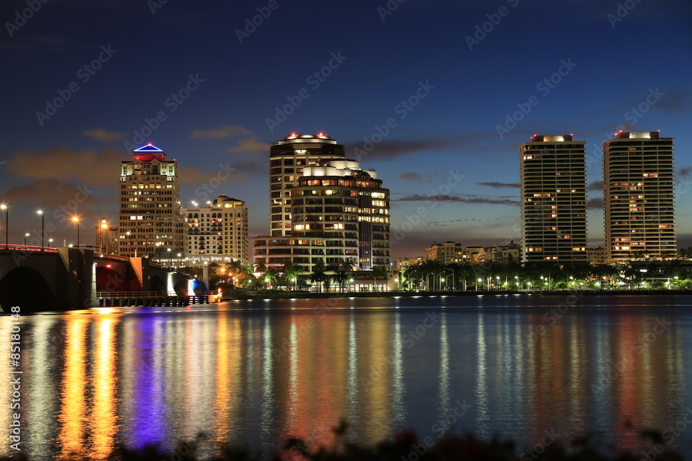 Fototapeta premium Skyline z West Palm Beach na Florydzie w nocy