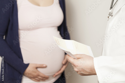 Arzt hält Schwangeren Krankschreibung hin photo