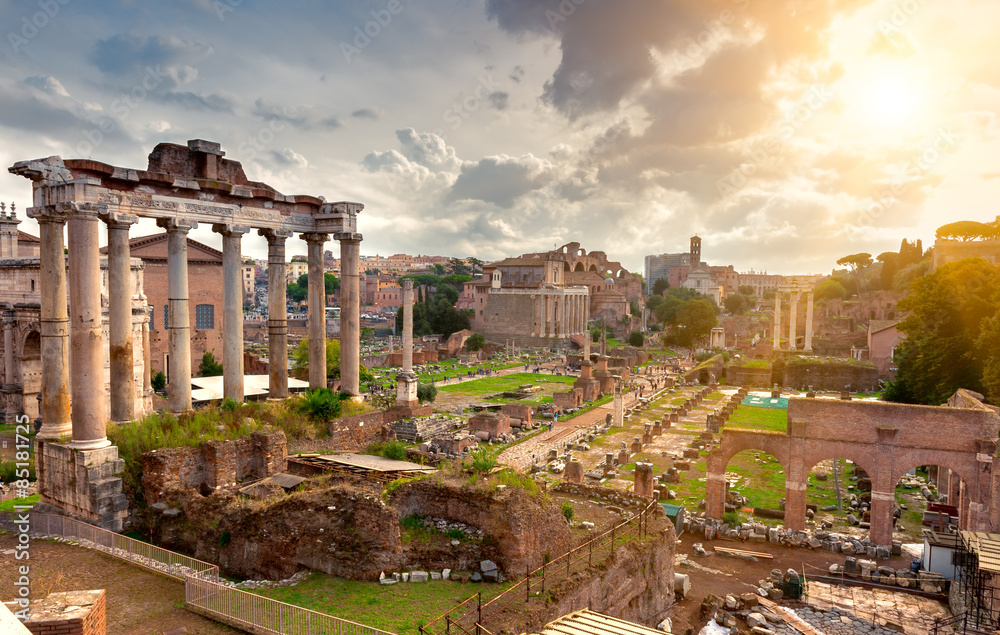 Fototapeta premium Świątynia Saturna i Forum Romanum w Rzymie, Włochy