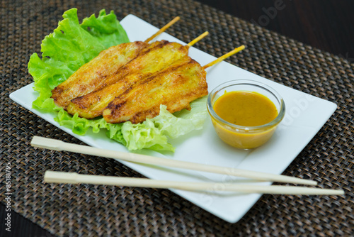 Brochette de poulet au curry jaune photo