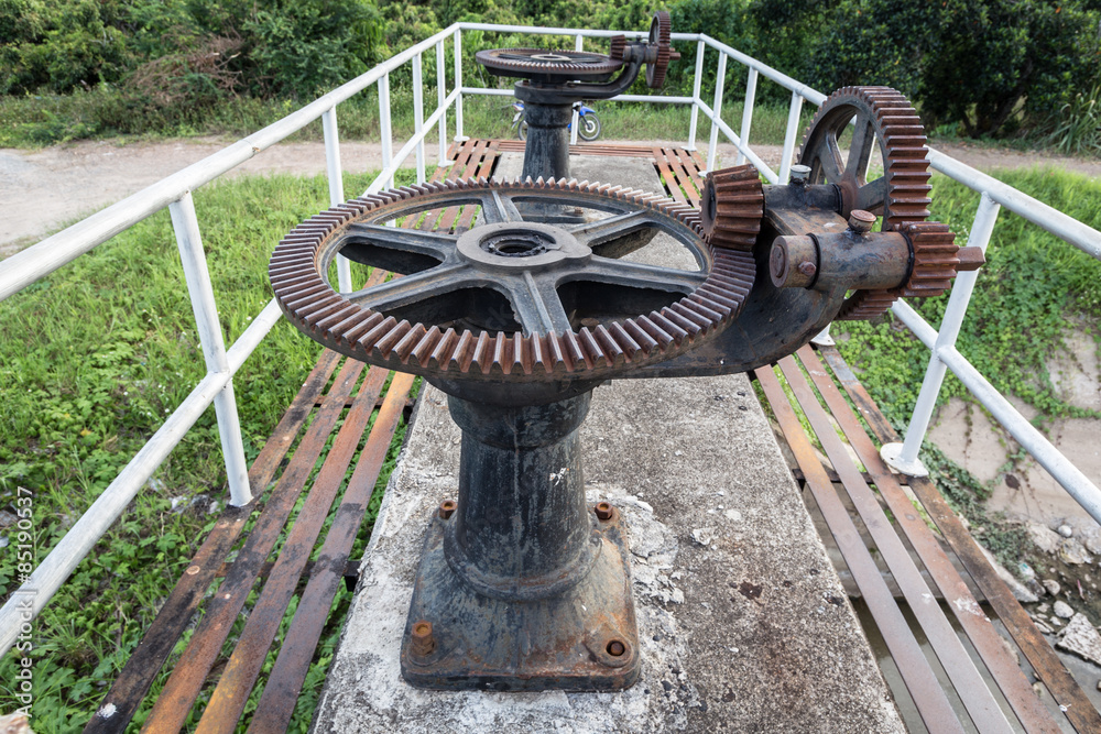 Fototapeta premium old rust gear of sluice