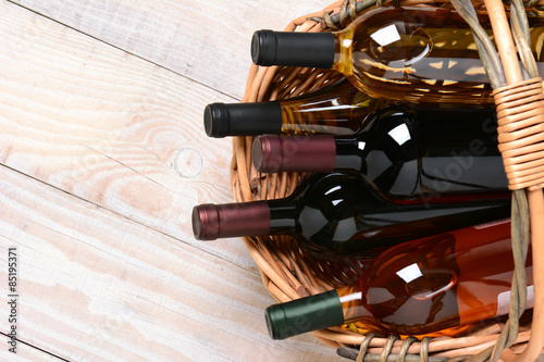 Foto Basket of Wine Bottles