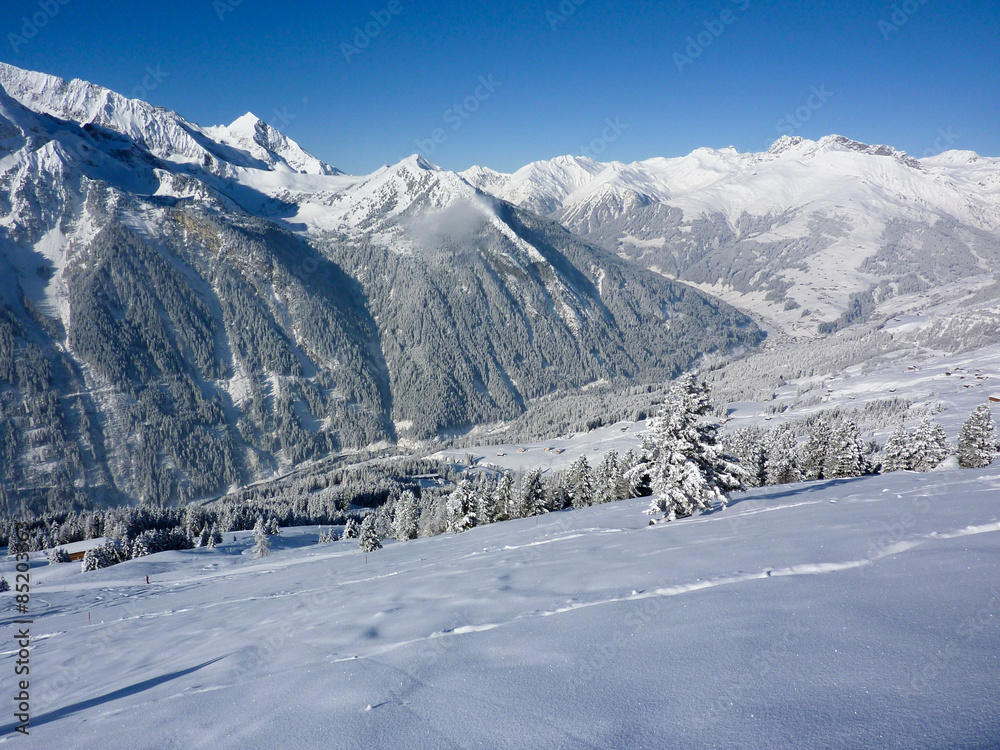 Gebirgstal in den Alpen im Winter
