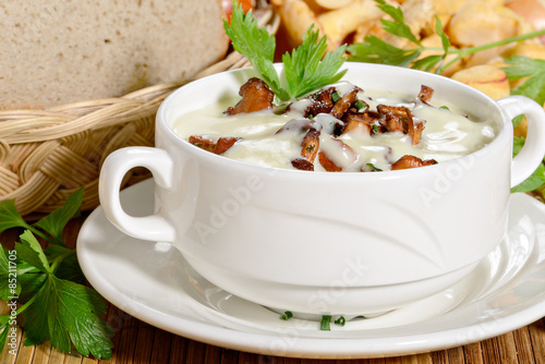 Cream soup with chanterelle mushrooms