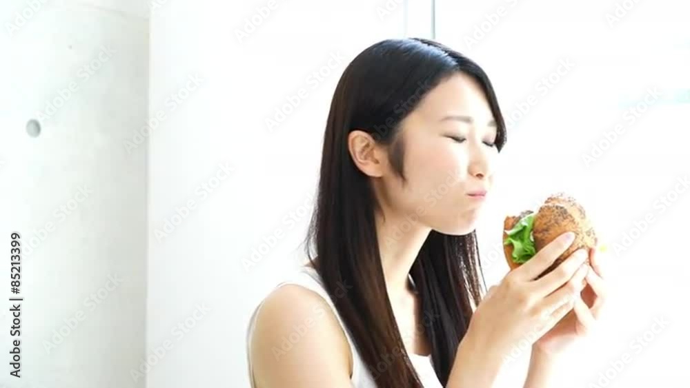 ハンバーガーを食べる女性 ハンバーガーを食べる女性
