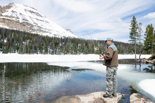 Cuadro en lienzo Man fishing in mountain Mirror Lake.   Uinta-Wasatch-Cache Natio