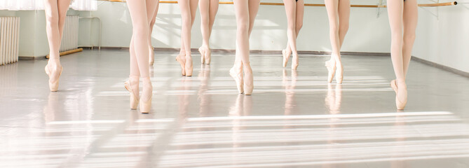 Acrylglasbilder Tanzschule Ballerina Beine im klassischen Tanzunterricht  © JenkoAtaman