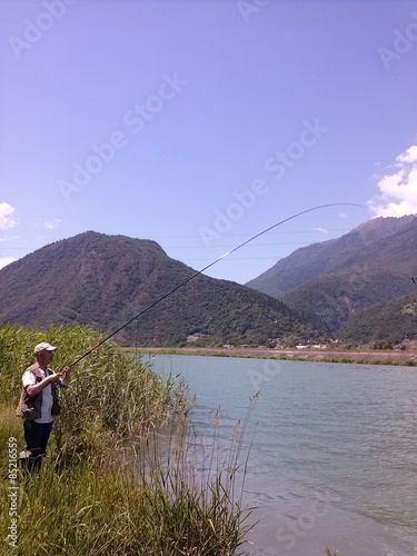 pescatore sul fiume