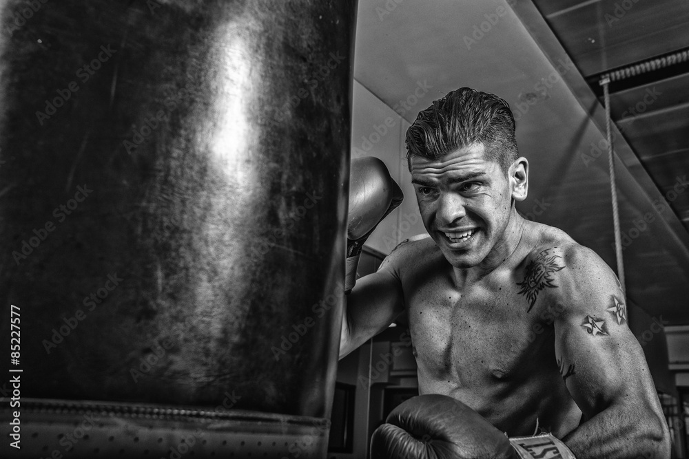 Boxeur in bianco e nero su sfondo nero
