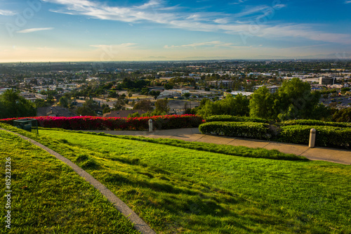 Fototapeta Naklejka Na Ścianę i Meble -  View from Hilltop Park, in Signal Hill, Long Beach, California.