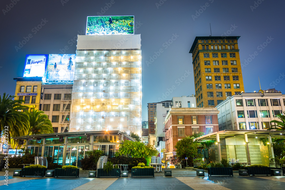 Obraz premium Union Square Park at night, in San Francisco, California.
