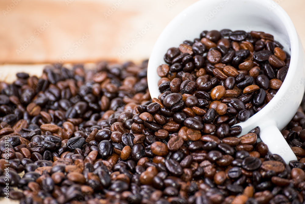 Fototapeta premium Coffee beans in coffee cup