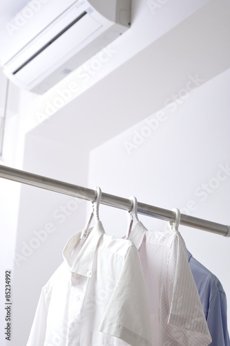 洗った衣類を部屋干ししている様子 © beeboys