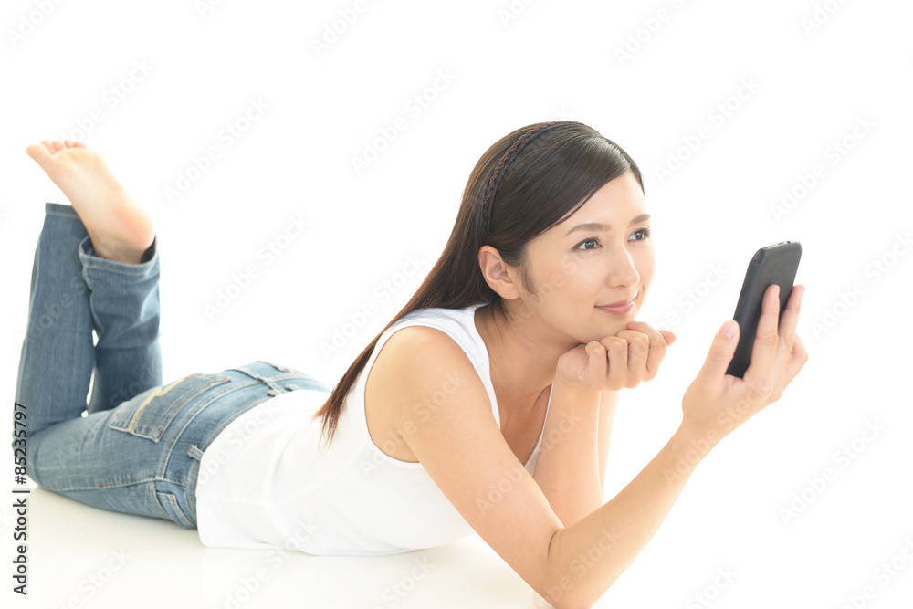 スマートフォンを持つ女性 スマートフォンを持つ女性