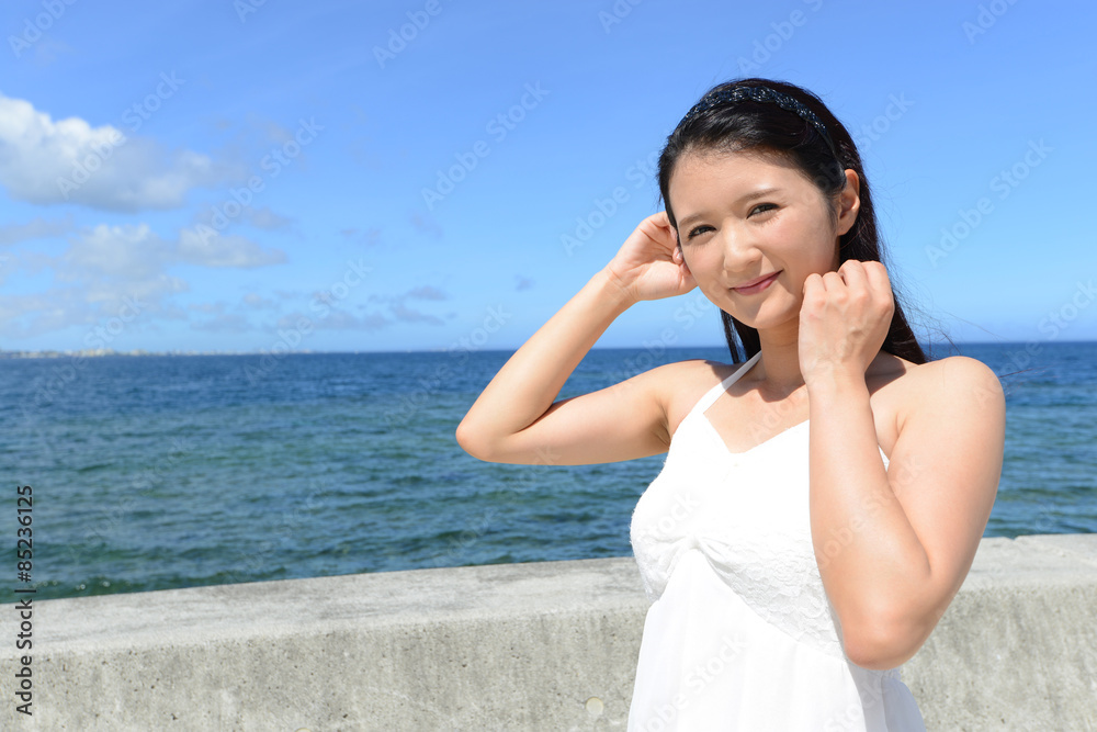 海で寛ぐ女性 海で寛ぐ女性