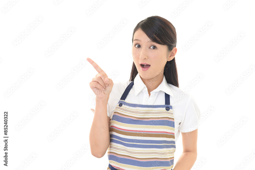 驚いた表情の主婦 驚いた表情の主婦