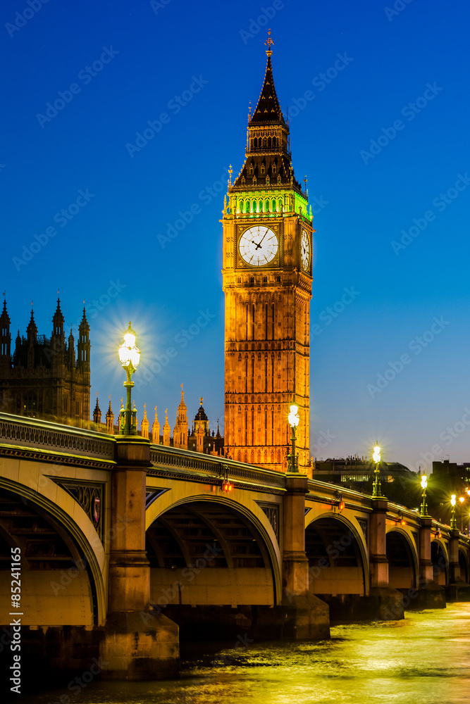 Obraz premium The Palace of Westminster at dusk, London