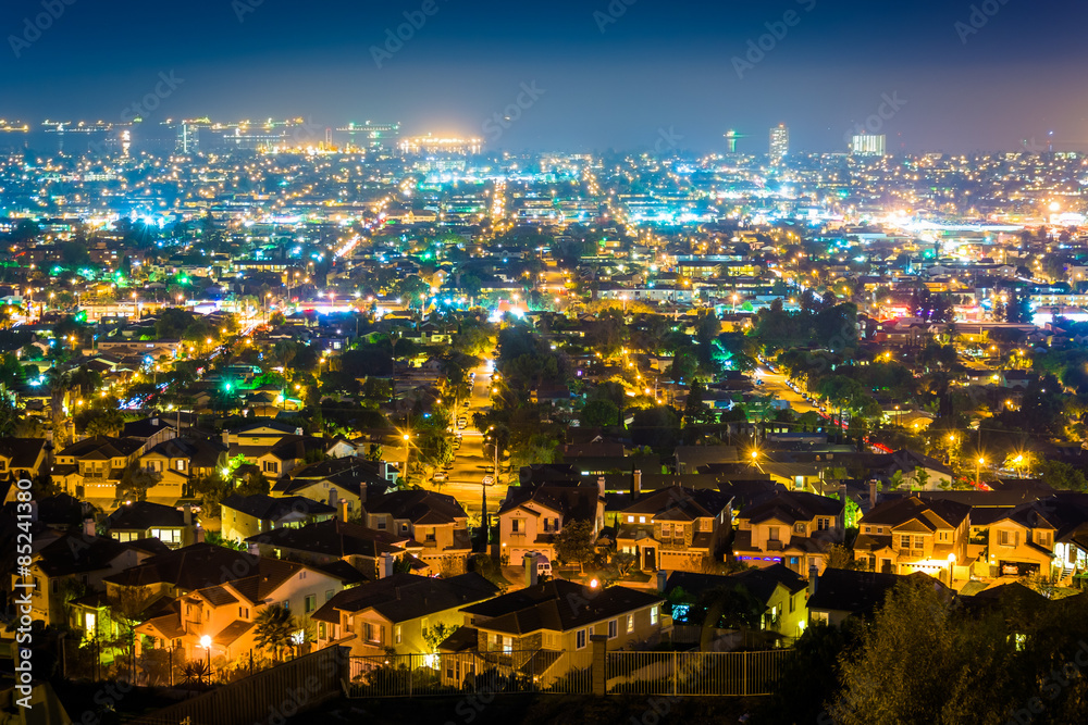 Obraz premium Night view from Hilltop Park, in Signal Hill, Long Beach, Califo