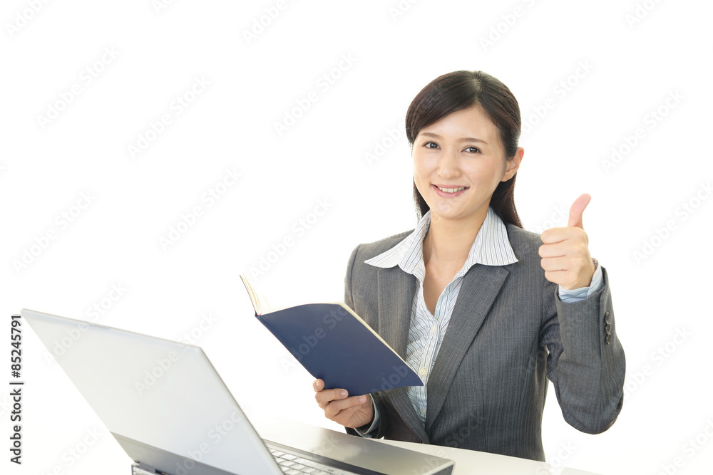 ガッツポーズの女性