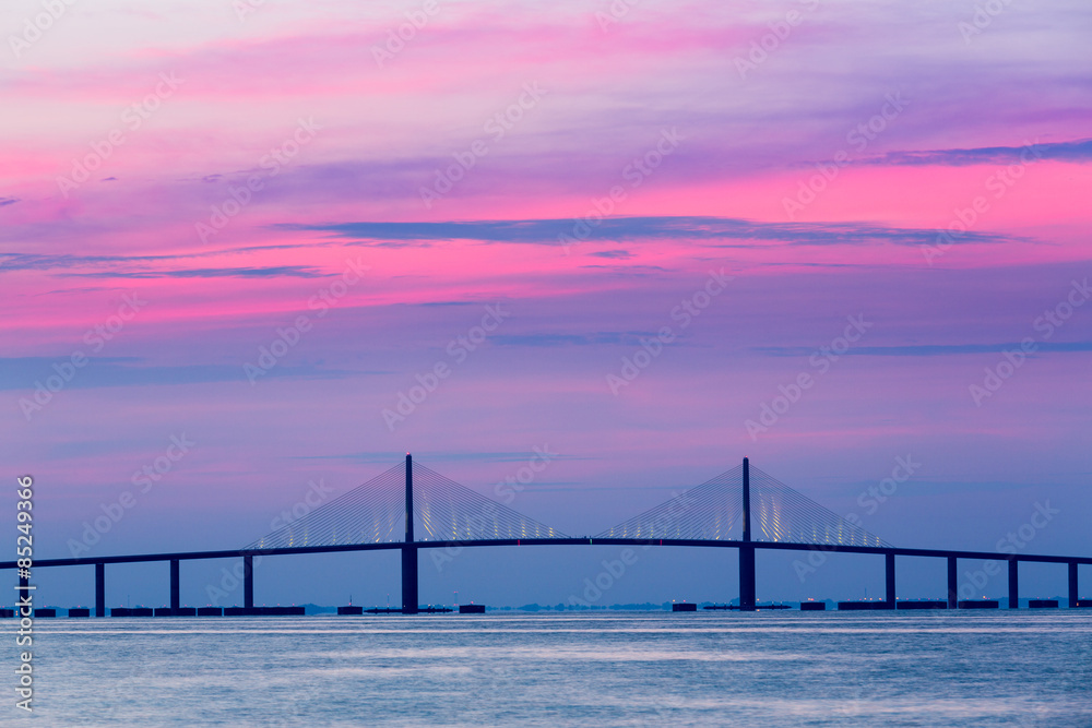 Obraz premium Sunshine Skyway Bridge at dawn