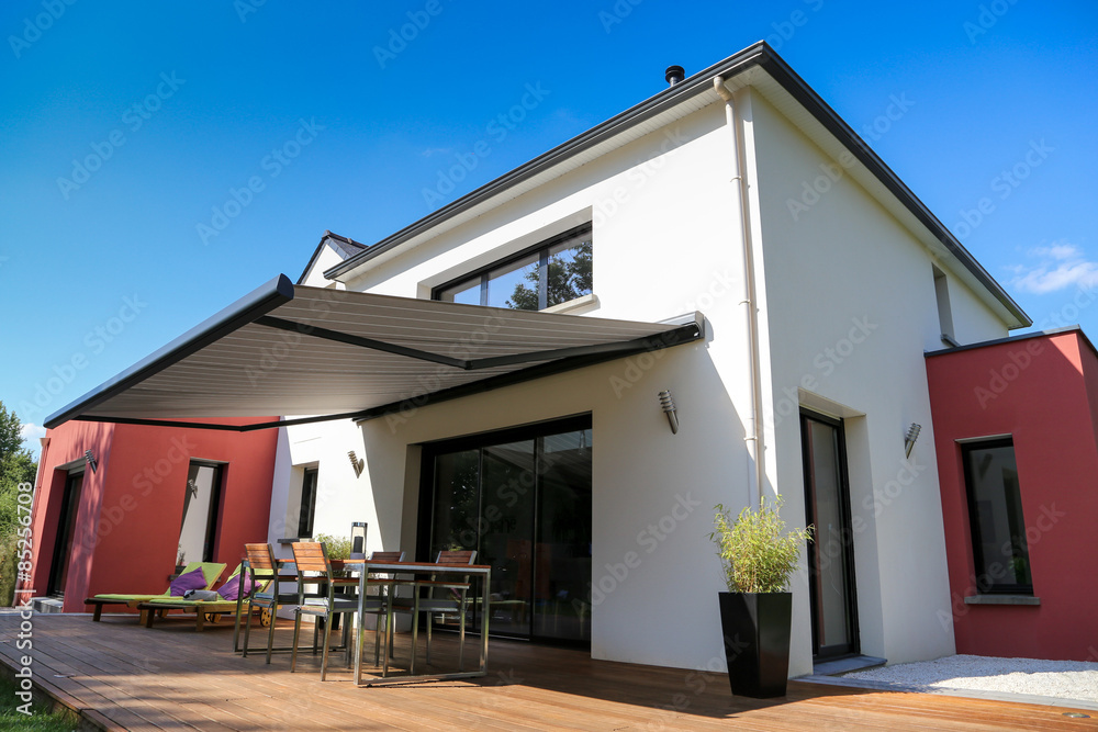 Wunschmotiv: maison moderne, terrasse en bois et store banne #85256708