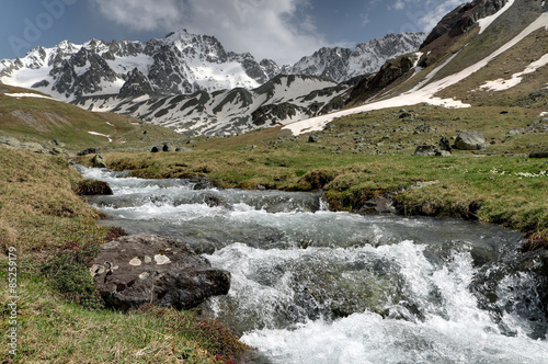 Torrent de montagne , Massif des Ecrins , Montagne des Agneaux , Hautes-Alpes photo