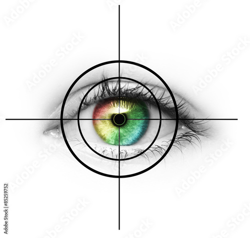 Buntes Auge im Fadenkreuz