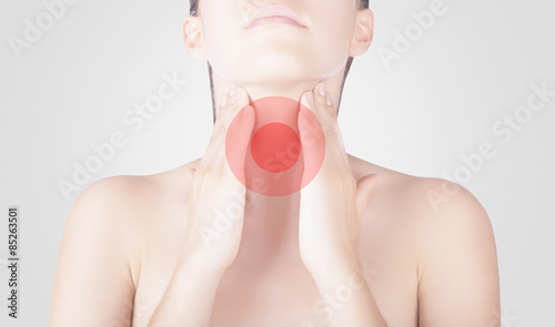Donna con dolore gola collo photo