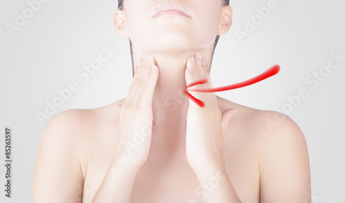 Donna con mani su collo gola indicati photo