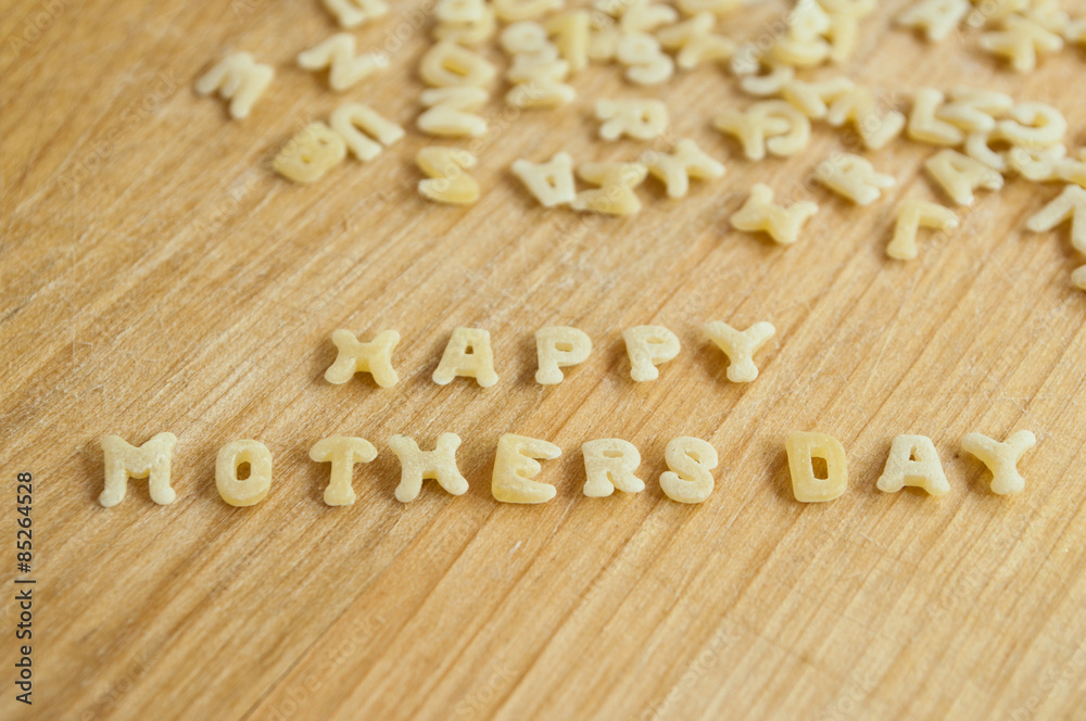 pâtes alhabet sur planche en bois, "happy mothers day" (bonne fète
