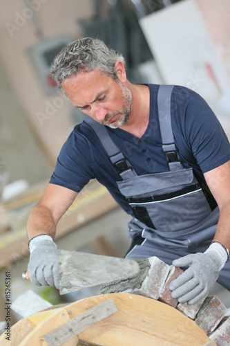 Obraz na plátně Portrait of mason at work