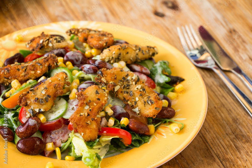 Salat mit Hühnerstreifen Salat mit Hühnerstreifen