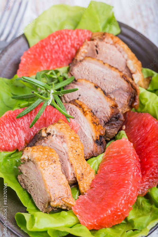 Roast duck breast with lettuce and grapefruit Roast duck breast with lettuce and grapefruit