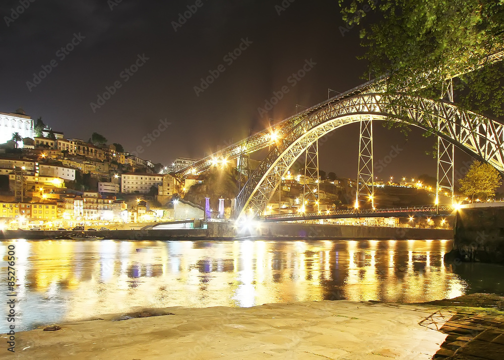 Obraz premium Golden Bridge, night view of the Dom Luiz bridge captured on a slow shutter, Porto , Portugal . Travel concept