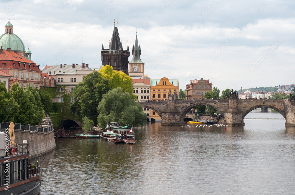 Obraz premium Moldava river and charles bridge