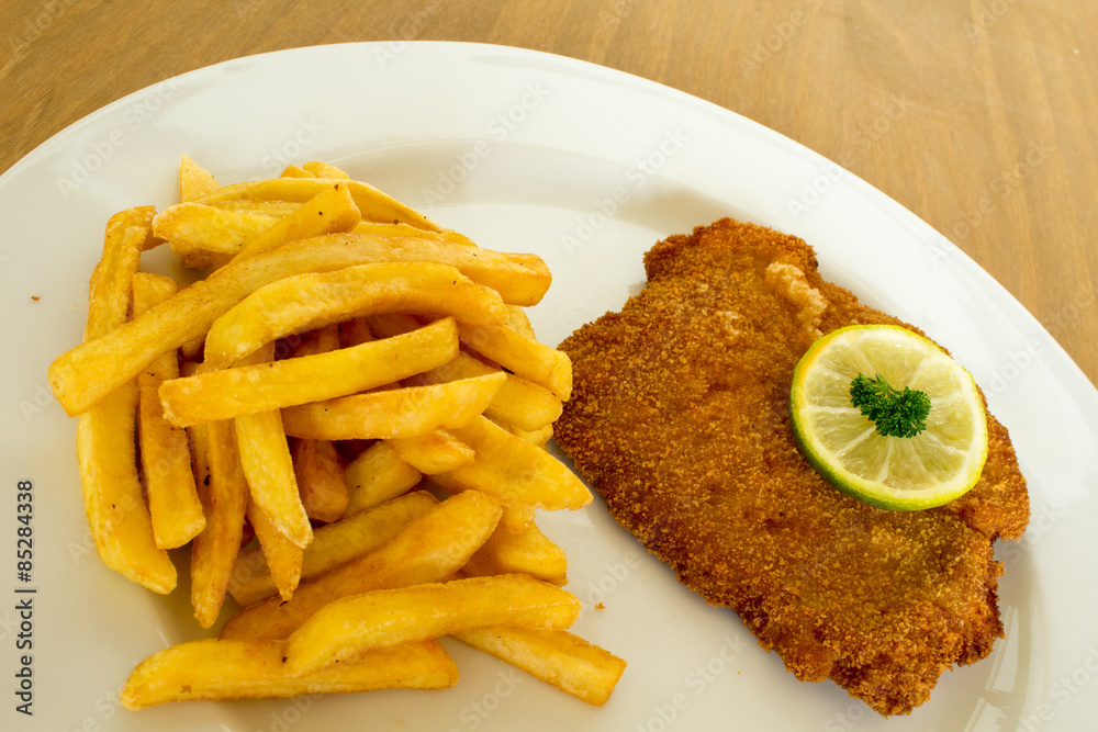 Schnitzel mit Pommes frites Schnitzel mit Pommes frites