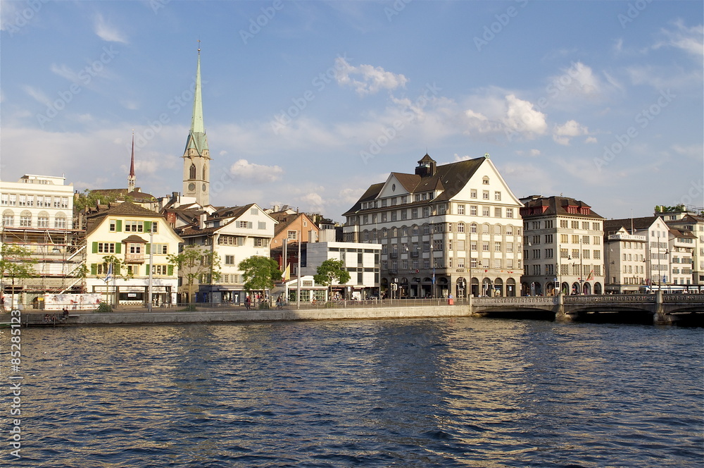 Fototapeta premium Altstadt von Zürich mit Predigerkirche und Fluss Limmat