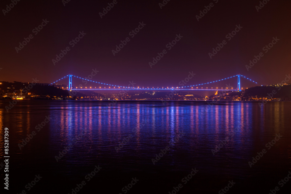 Fototapeta premium Fatih Sultan Mehmet Bridge at night